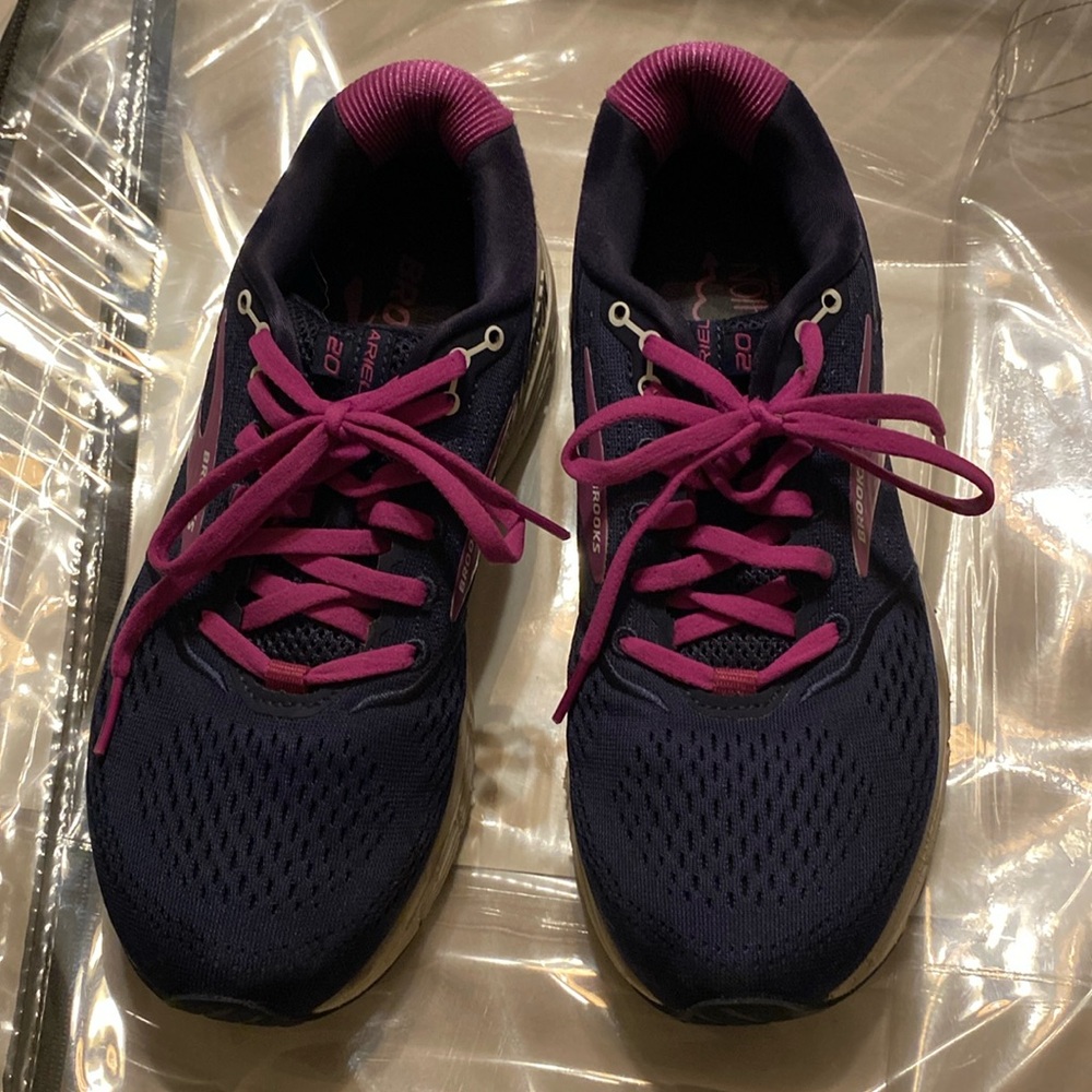 Brooks sneaks size 8.5